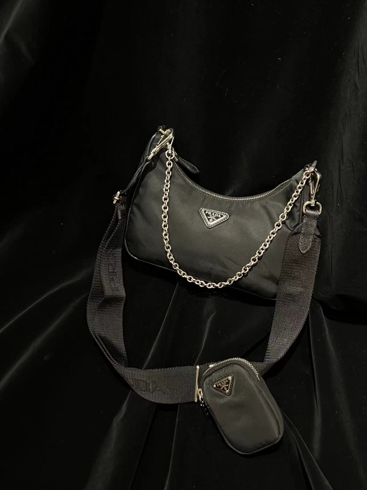 95新  Prada 黑银斜挎包