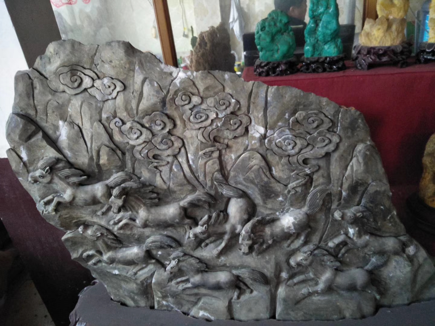黄金矿石雕刻的摆件，八骏图，