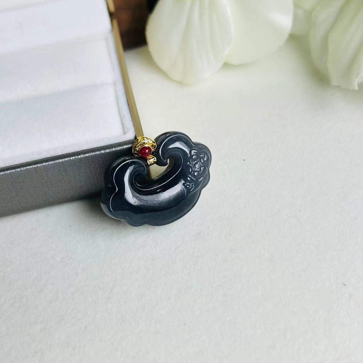 Gloire/古名【睿泽鉴宝】18K和田玉烟紫如意锁 32*21*10 JJY0081