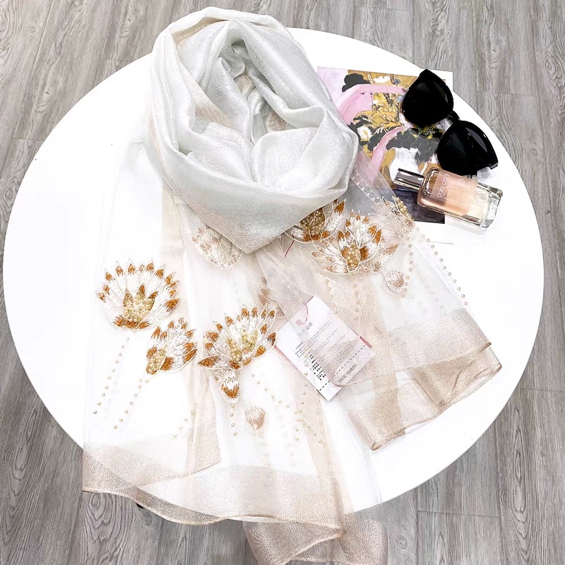 微瑕慎拍白色佛手中国风莲花单色真丝钉珠夕搭披肩