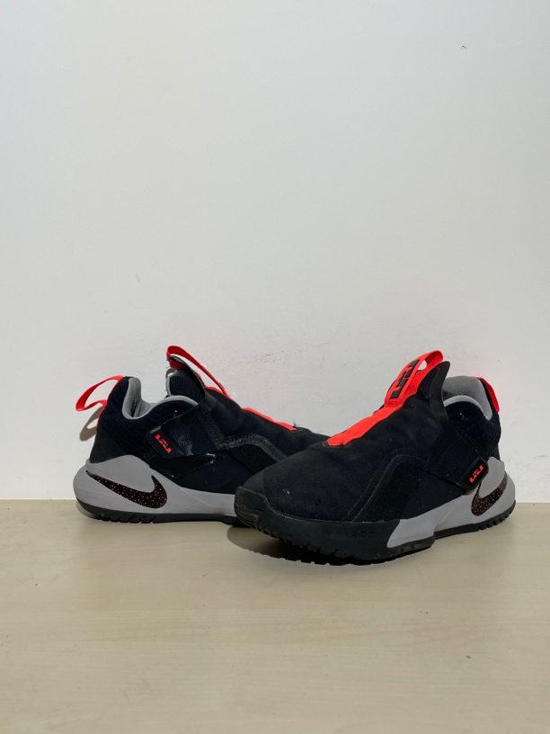 42码Nike 詹姆斯 使节11 低帮实战篮球鞋 黑红