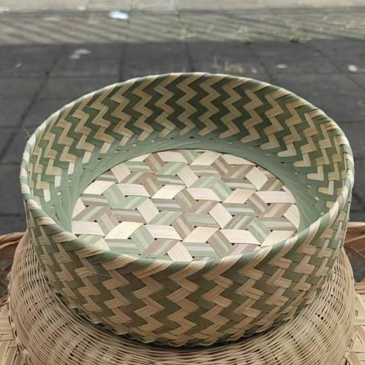 纯手工竹编圆形篮子直径20-25CM，青竹皮和黄皮，可用于蒸煮。随机发