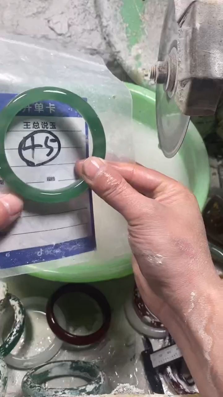 【闪购商品】石英质玉手镯未镶嵌45