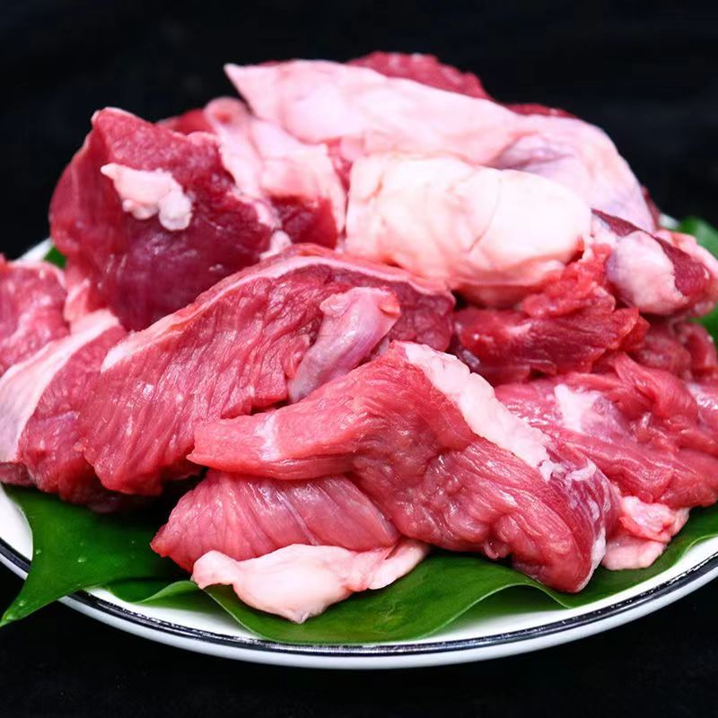草原溜达牛，新鲜现场分割的牛碎肉