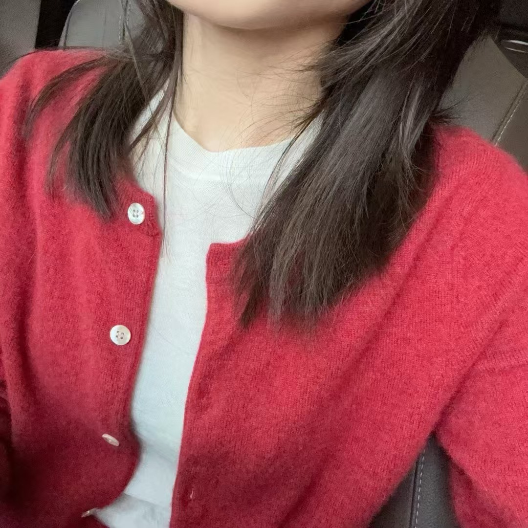 宁儿私服系列！红色纯山羊绒开衫，