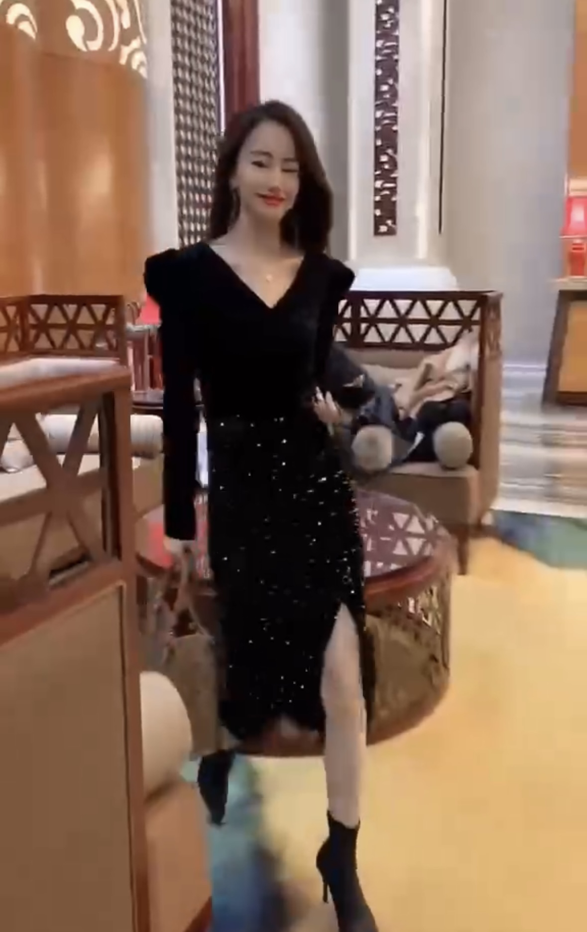 时尚新款重工艺丝绒拼接亮片V领开衩连衣裙时尚遮肉显瘦款