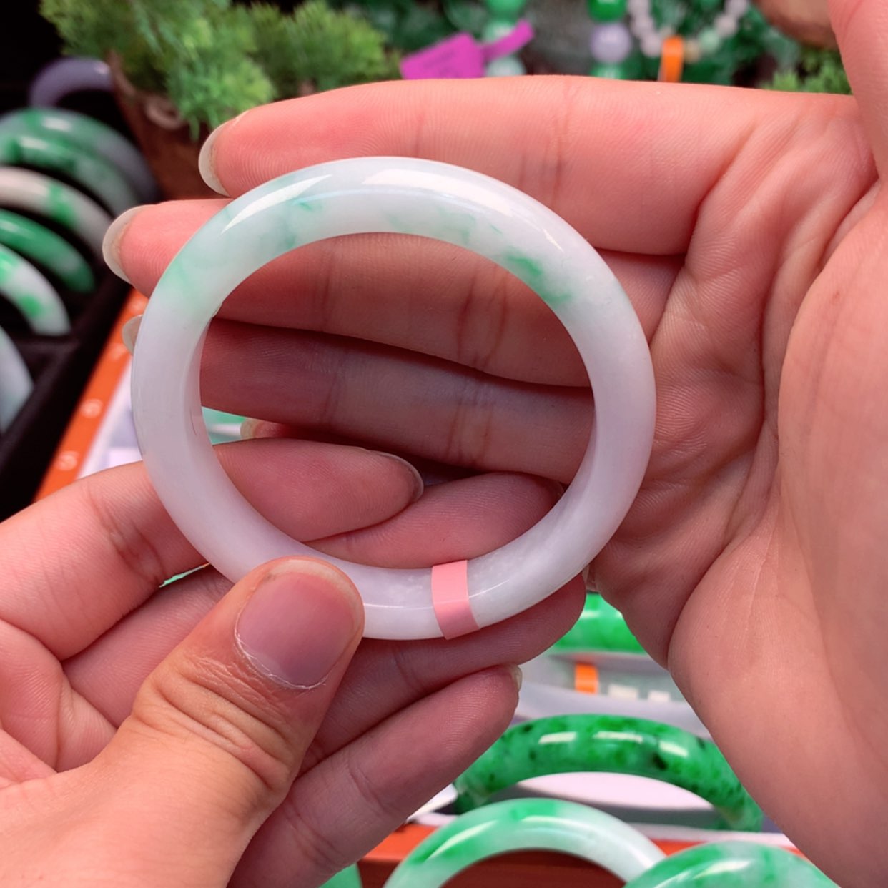 【闪购商品】翡翠手镯未镶嵌水****?