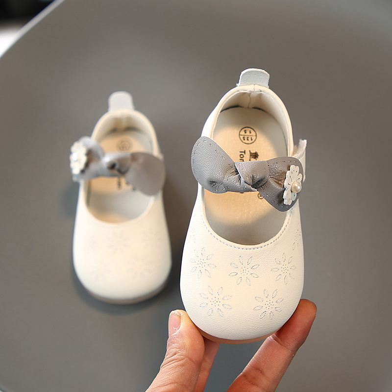 女宝宝学步鞋软底防滑小皮鞋春秋女小童公主鞋1-3岁透气婴儿单鞋