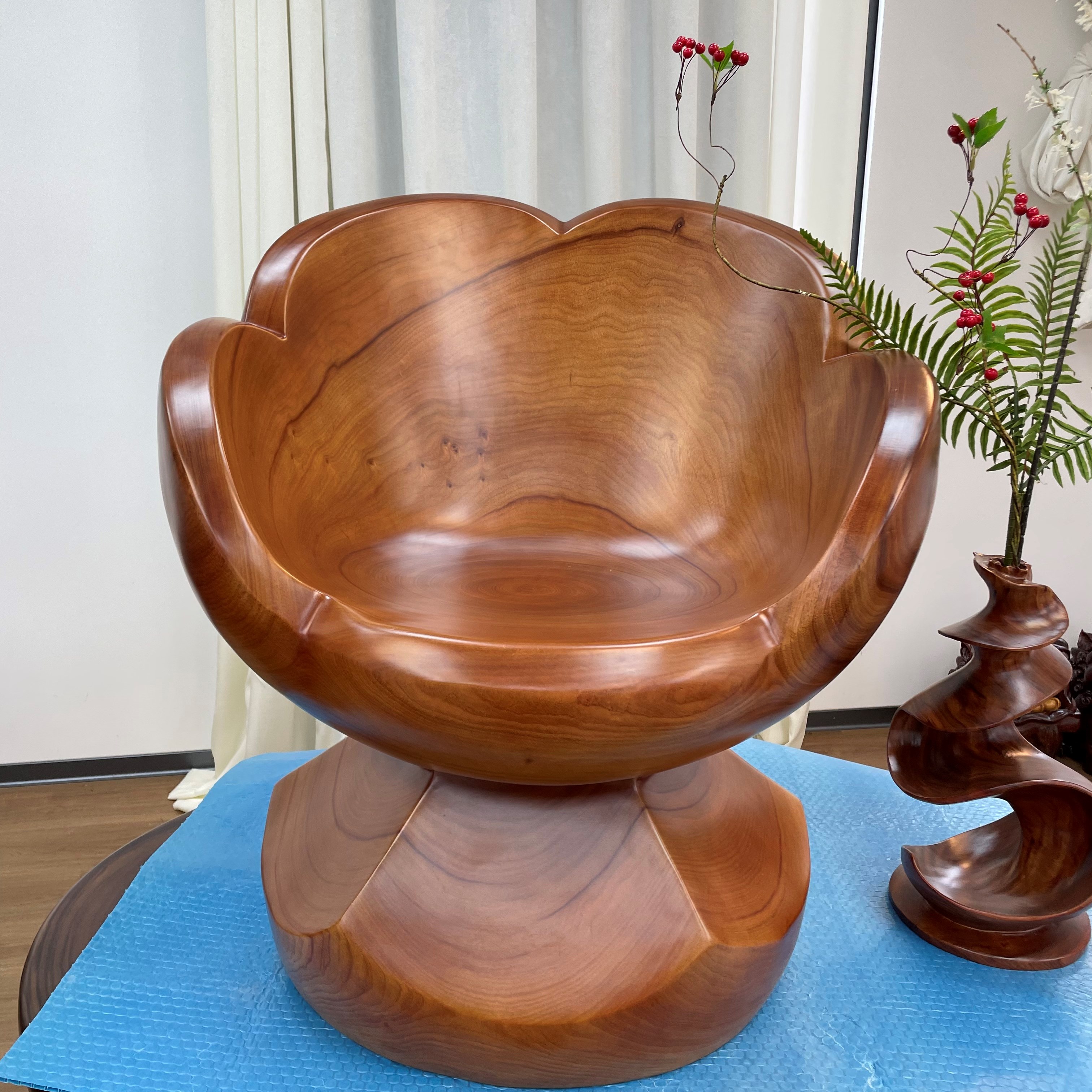 香樟花瓣造型设计师款实木主人椅