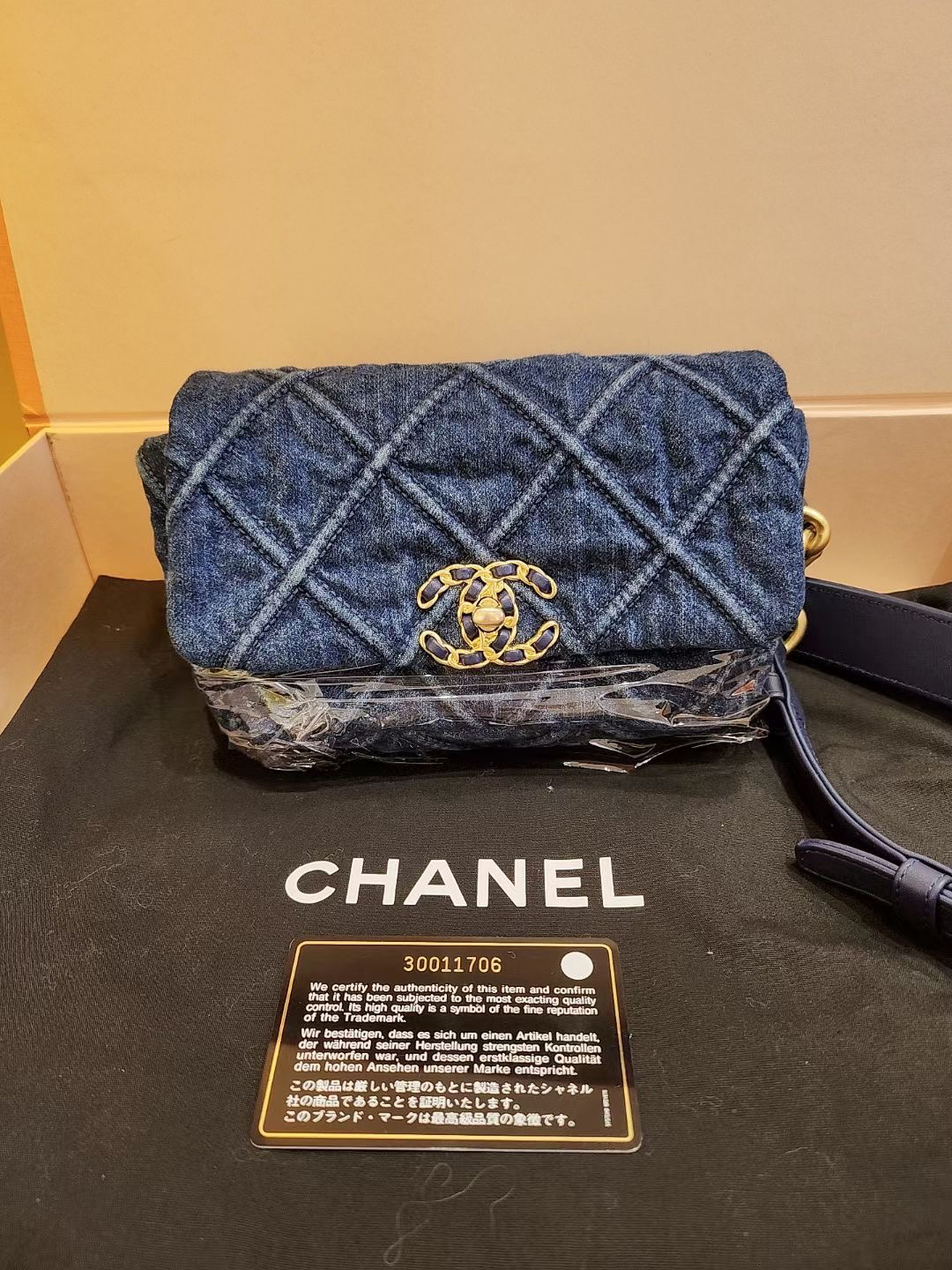 95新 Chanel/香奈儿 99新Chanel 19bag牛仔胸包29开牛仔 三万多