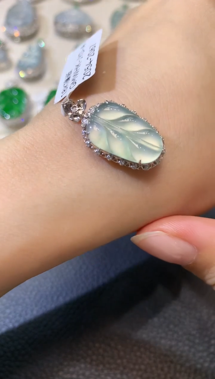 【闪购商品】翡翠吊坠(不含链)18K金镶嵌D2