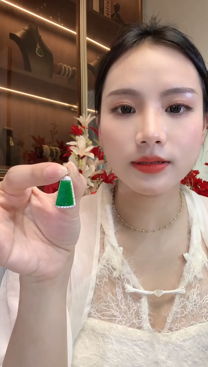 【闪购商品】翡翠吊坠(不含链)18K金镶嵌A37