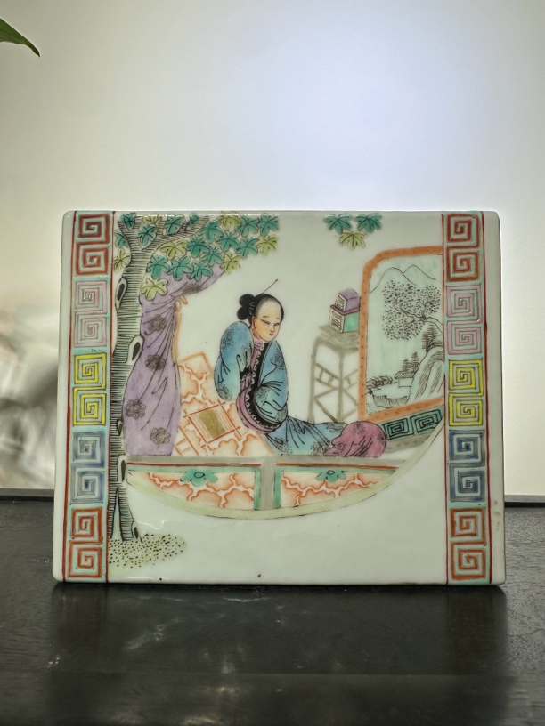 瓷器摆件粉彩仕女图四方重工文房器书挡
