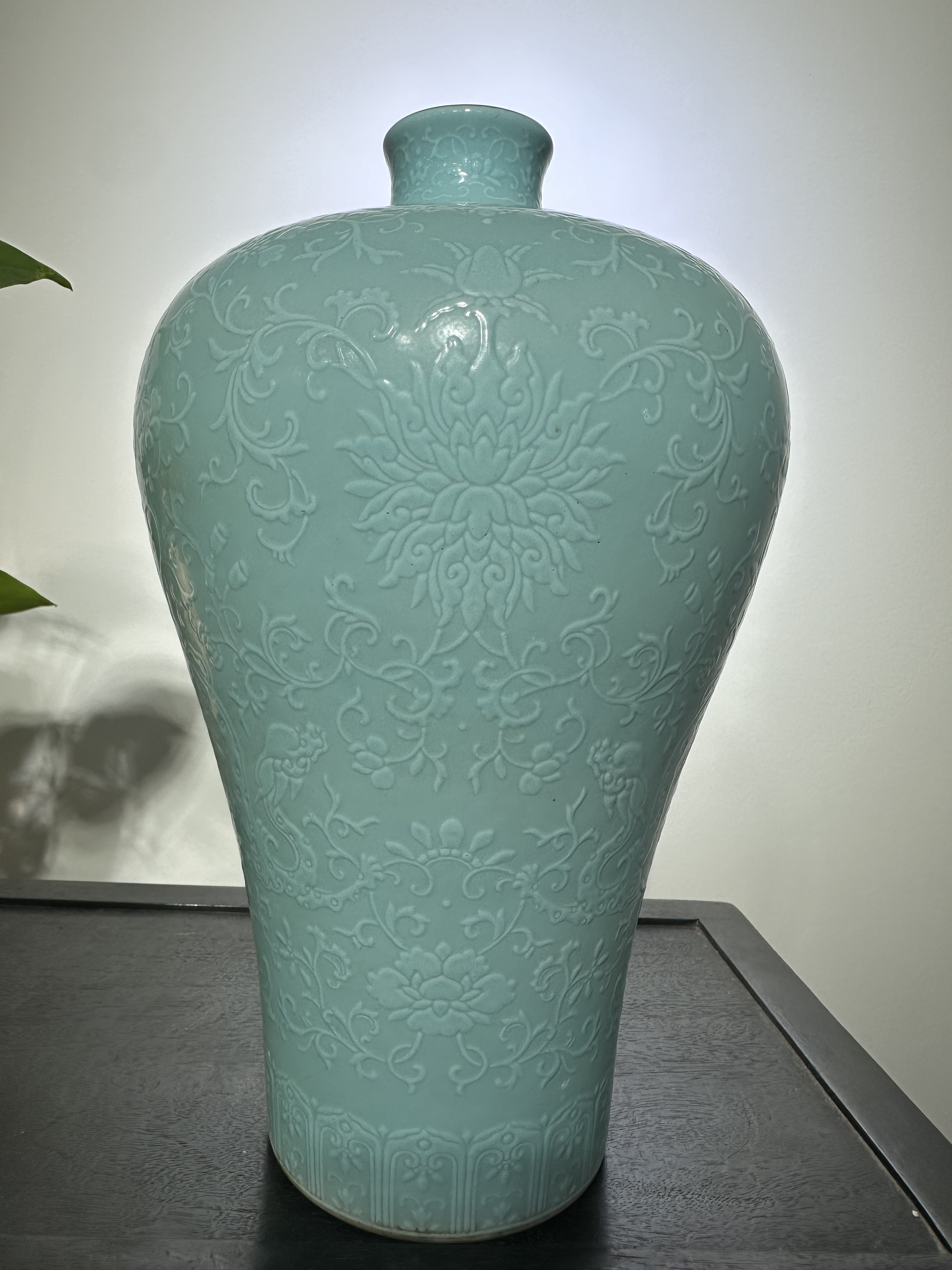 瓷器摆件绿釉龙纹缠枝花卉纹梅瓶