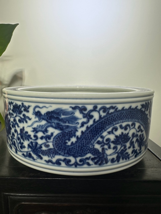 瓷器摆件文房青花龙穿花卉纹三足洗