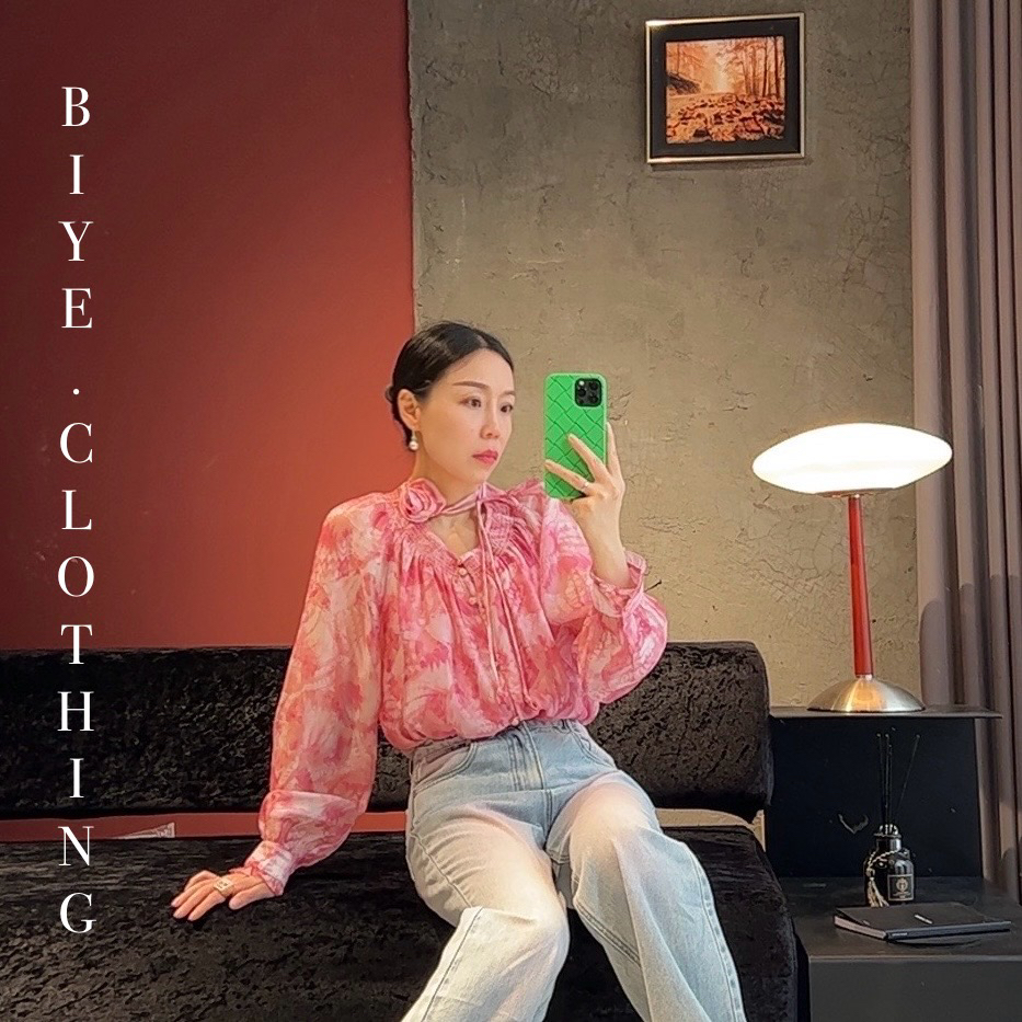 BIYE毕爷·服饰 时尚减龄欧货印花长袖设计感花朵项链圆领洋气衬衫