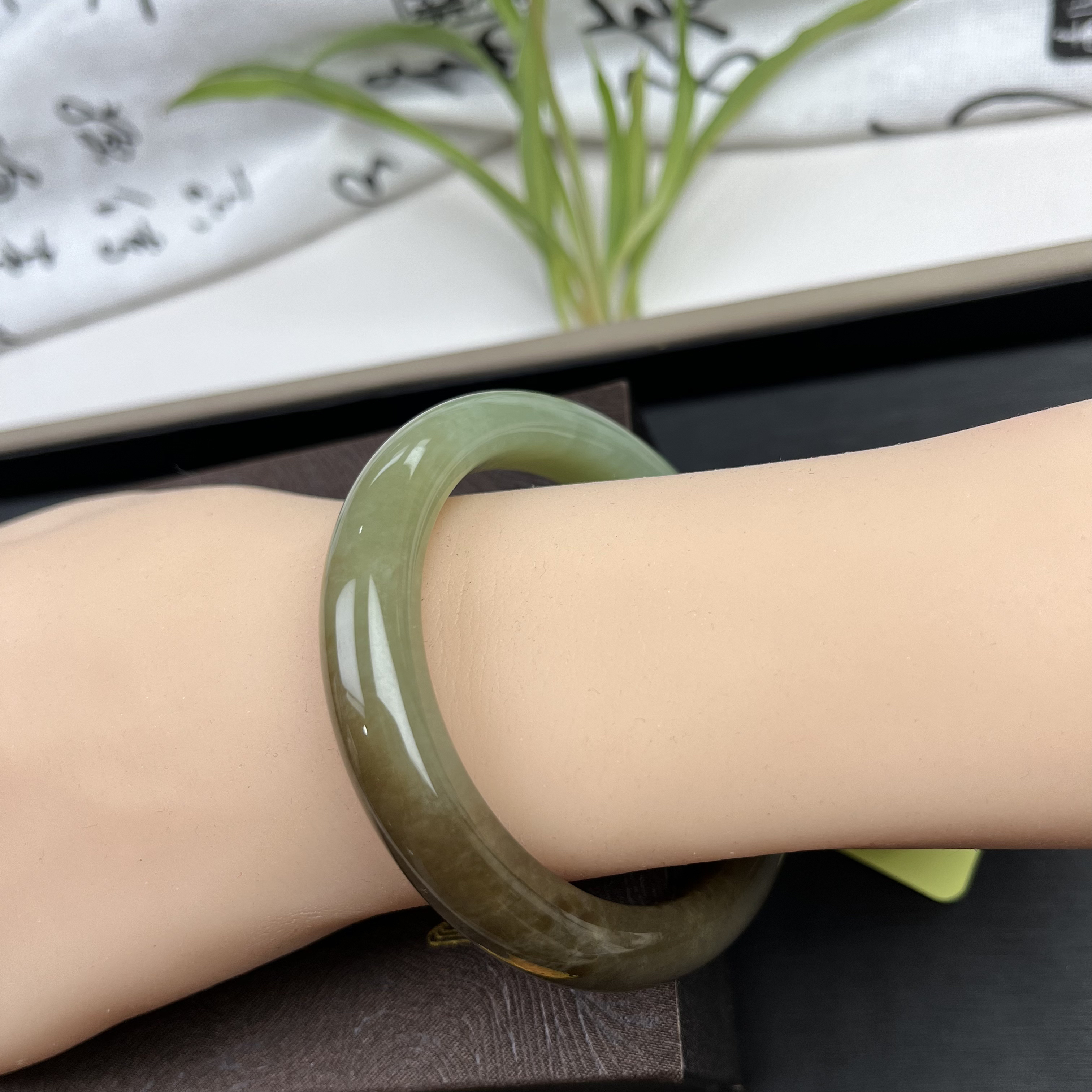 黄白老玉手镯口径：55.9