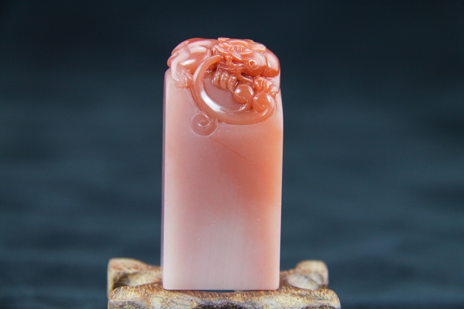 红色黄蜡石碧玉冻螭龙印章，打灯透亮，螭龙活灵活现，颜色验丽