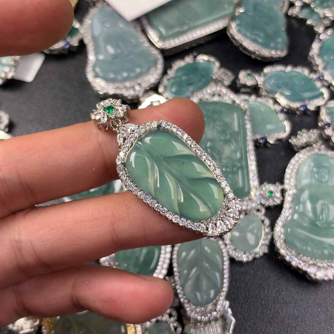 翡翠颈饰未镶嵌叶子