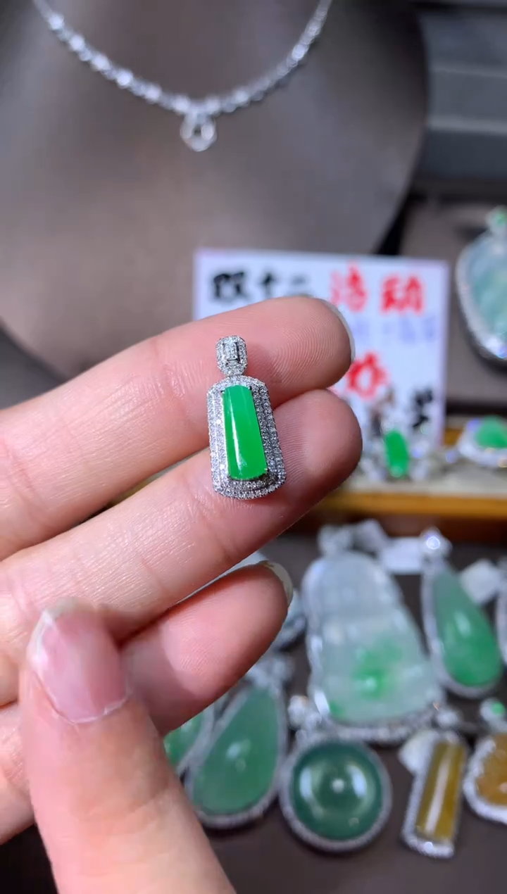 【闪购商品】翡翠吊坠18K金镶嵌吊坠