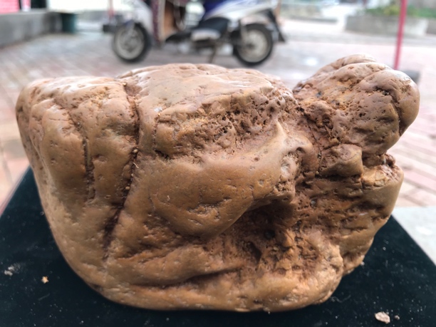 螳螂川石艺，天然黄龙玉摆件。