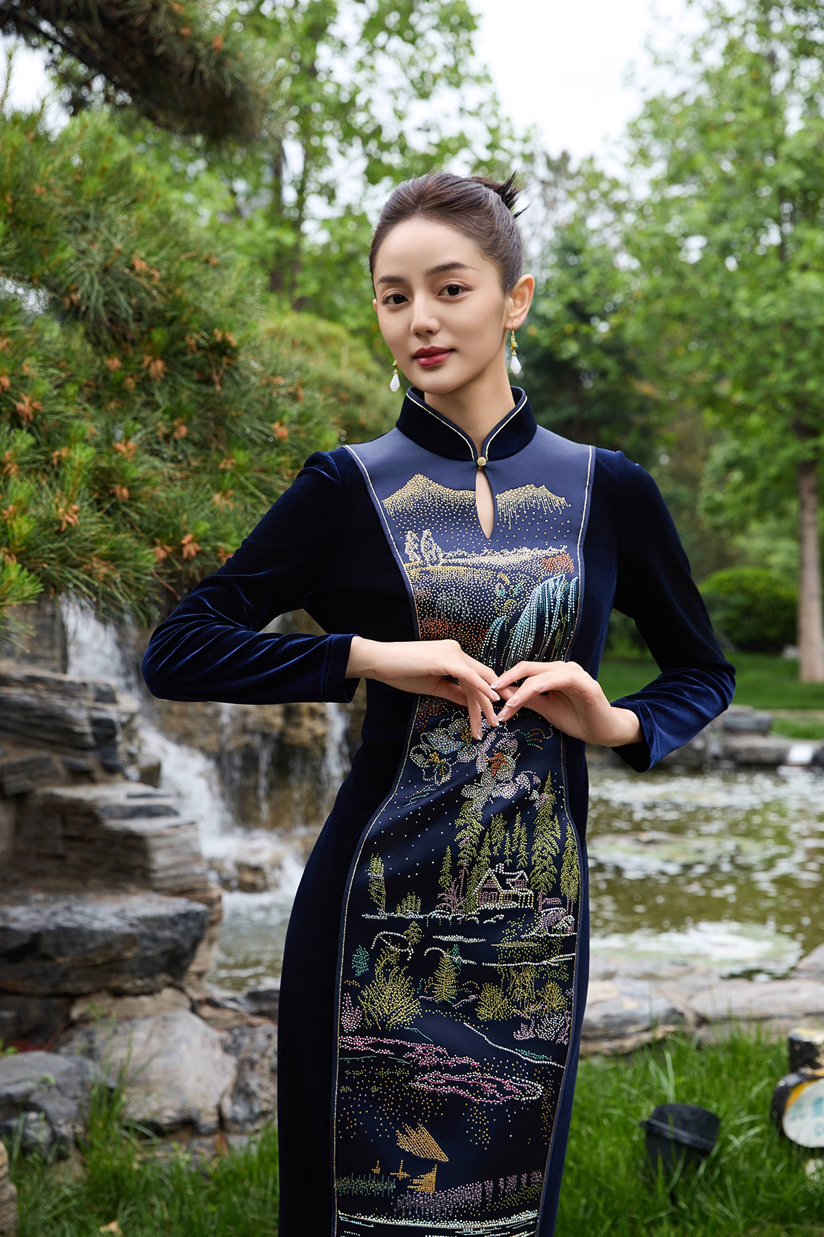 17879朱紫褕天鹅绒刺绣长款旗袍礼服