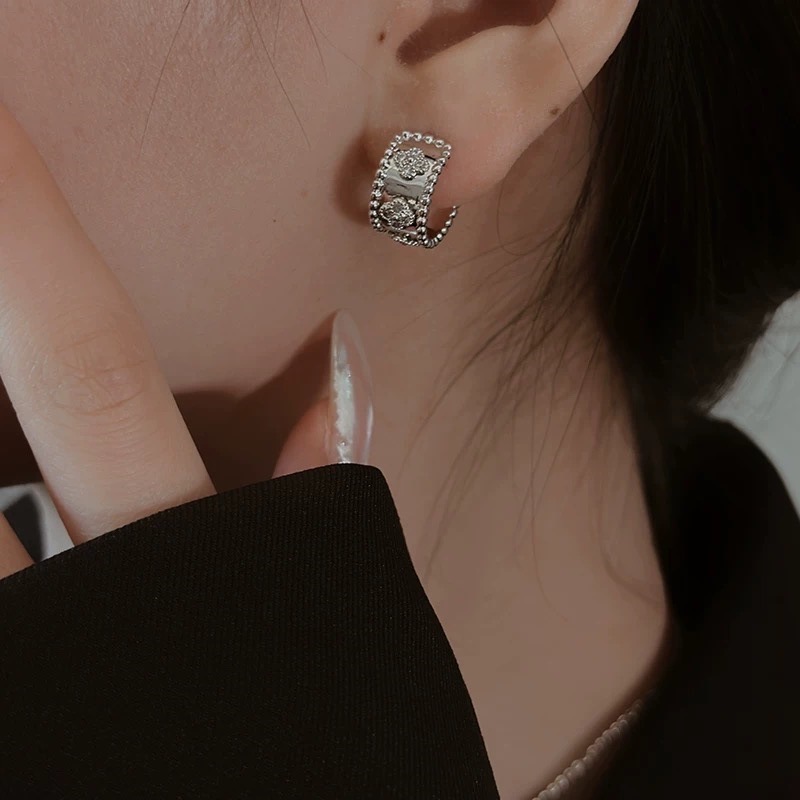 铜合金耳饰 金属风带钻四叶草小众耳环小众设计感c形耳圈高级感