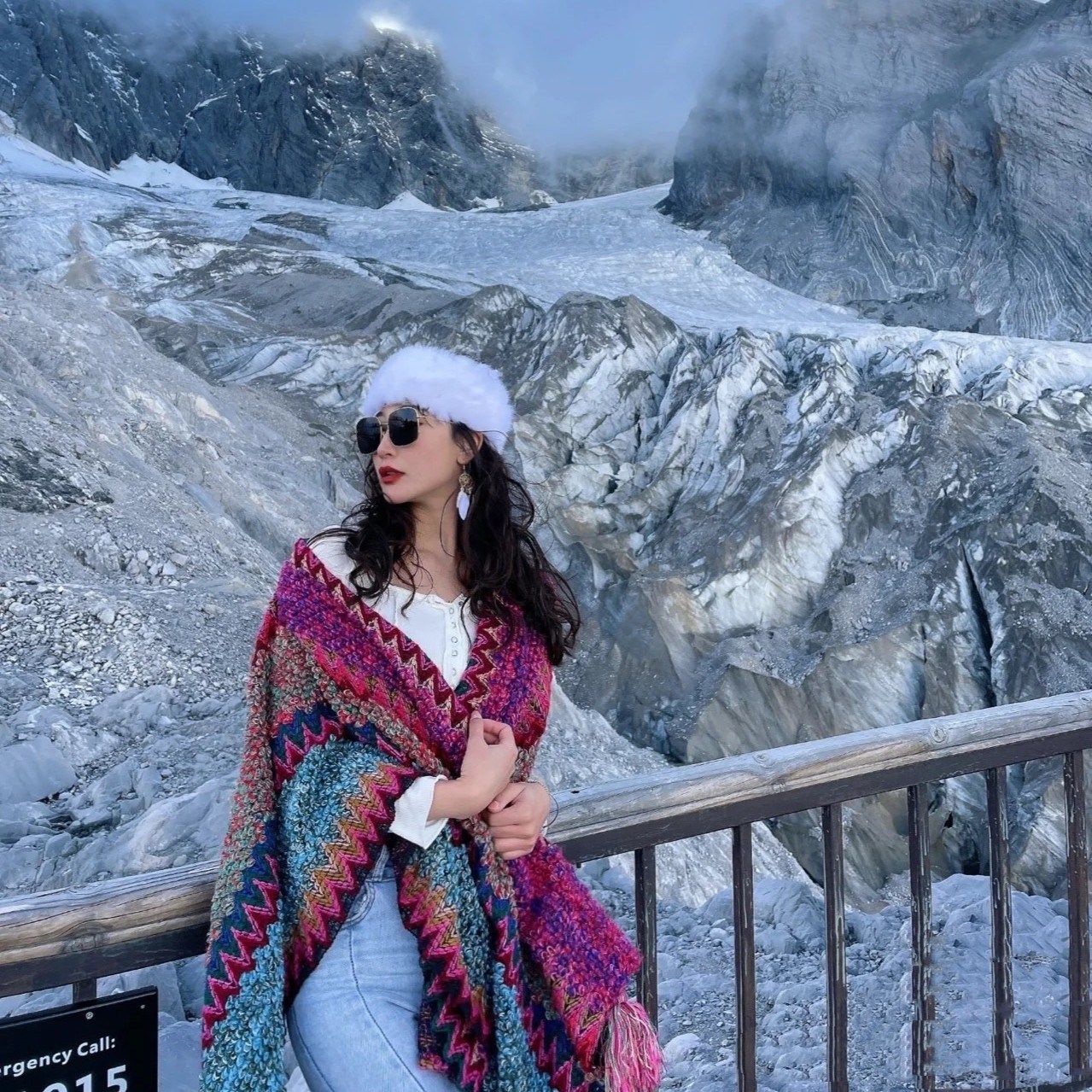 高级感蓝色围巾女冬季雪山旅游百搭加厚两用披肩民族风超大毛毯式