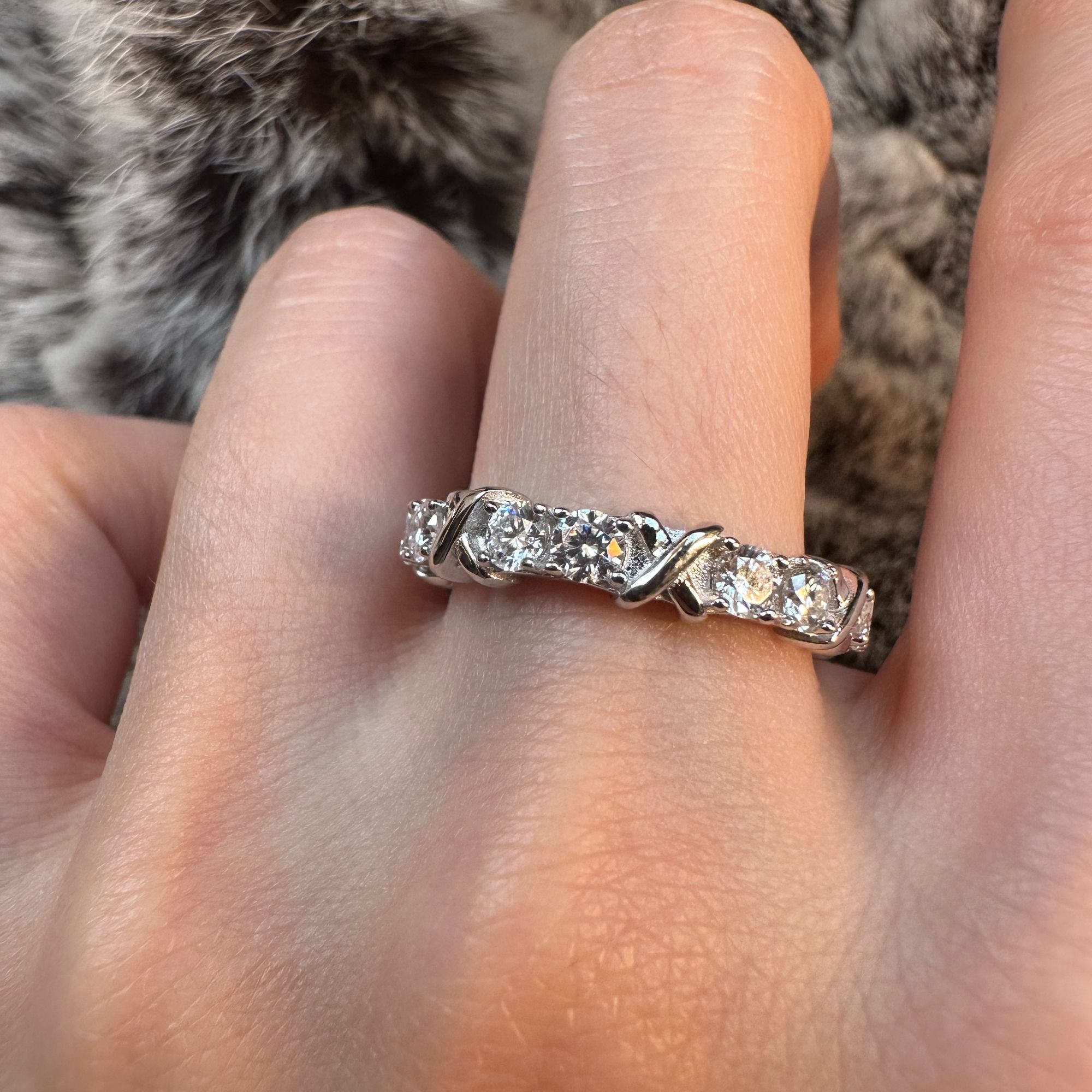 925银莫桑石戒指 轻奢戒指满钻镶嵌银色925D色白莫桑交X戒指