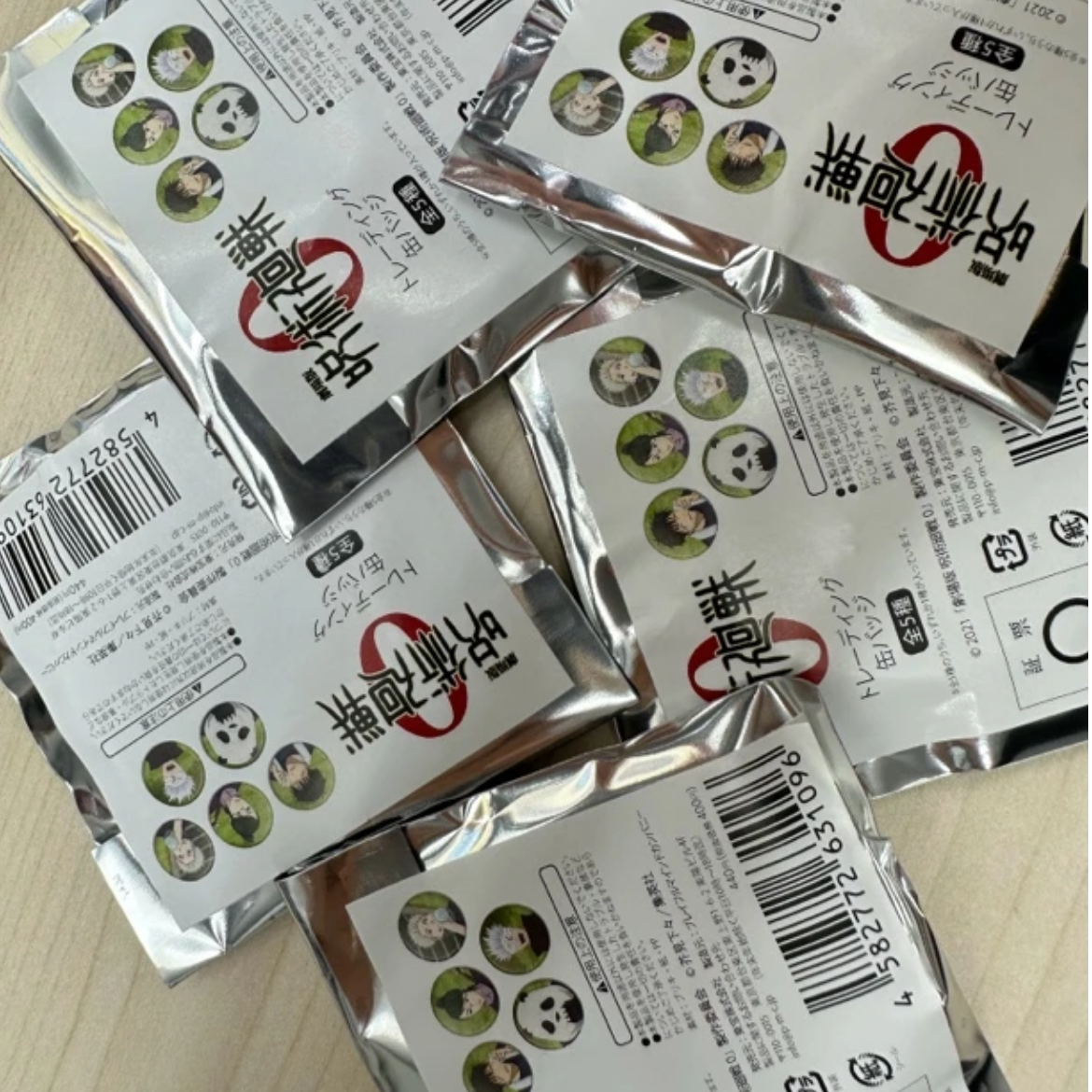 日谷    咒术回战剧场版0卷训练后吧唧徽章 盲盒代拆