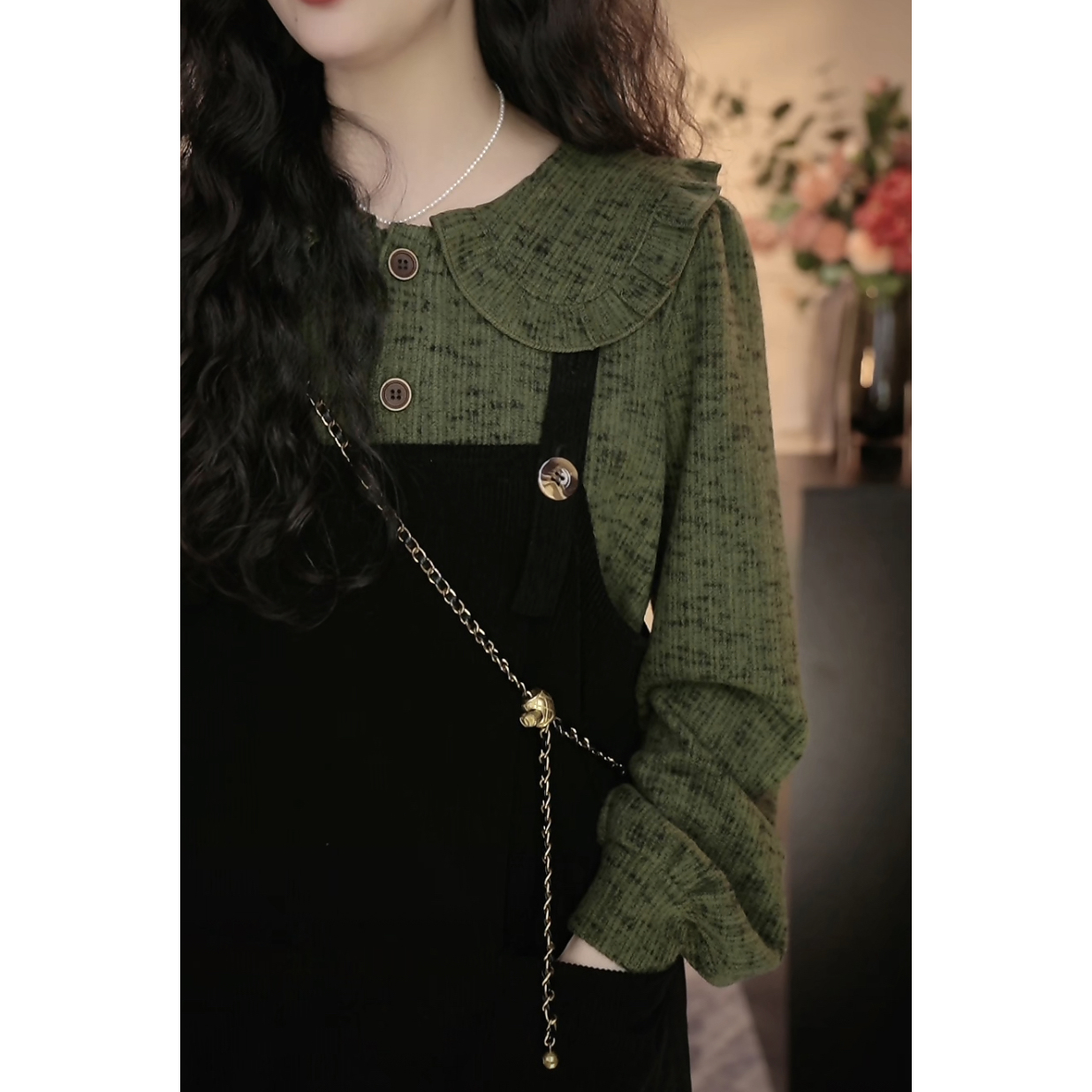 秋冬装女气质翻领软糯磨毛上衣搭配灯芯绒背带裙复古显瘦套装