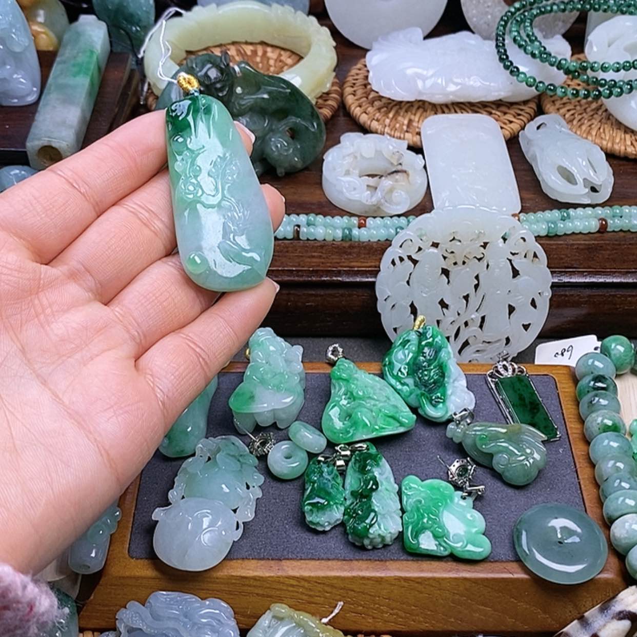 【闪购商品】翡翠挂件未镶嵌如**君