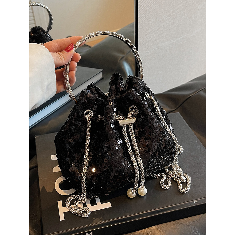 高级感包包女2023新款小众设计秋冬链条单肩斜挎包亮片手提水桶包