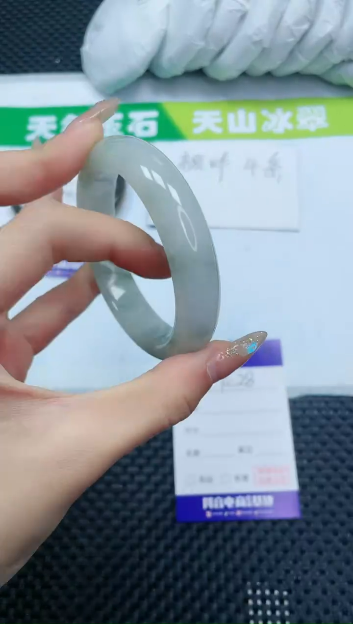 【闪购商品】石英质玉手镯未镶嵌13K28-57