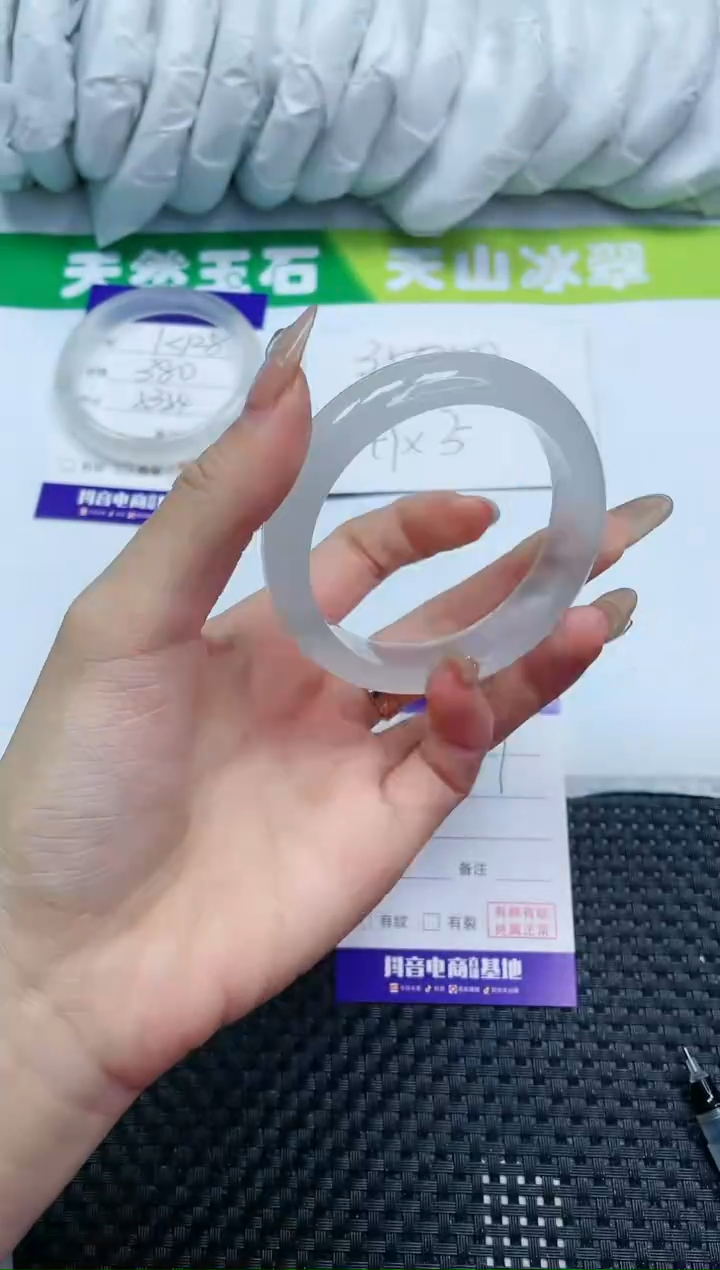 【闪购商品】石英质玉手镯未镶嵌12K129-54