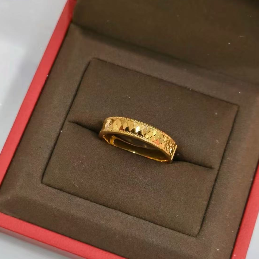 Chow Tai Seng/周大生足金鱼鳞设计情侣对戒