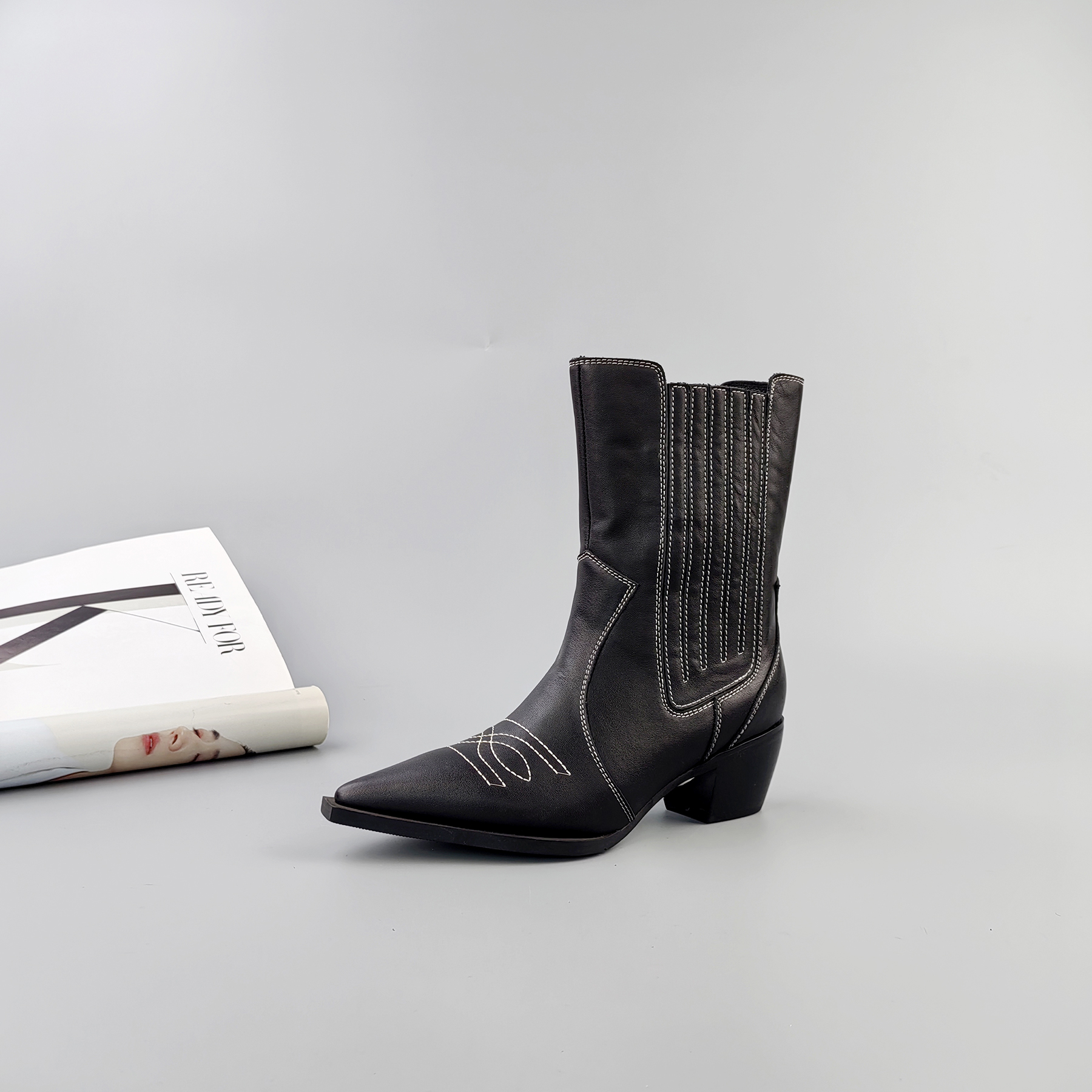 火爆冬季新款尖头英伦风时尚洋气民族风黑色百搭女短靴子1019