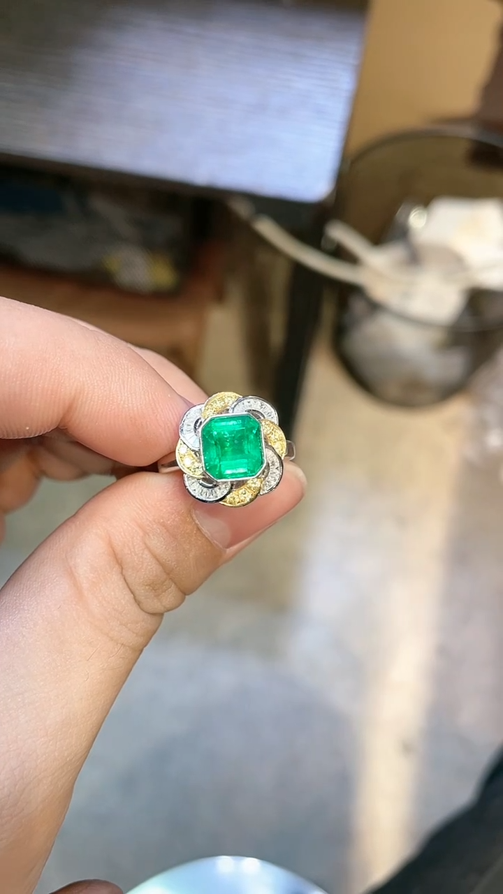 【闪购商品】祖母绿戒指18K金镶嵌祖母绿