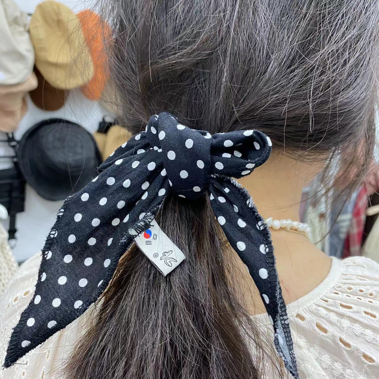 东大门女生穿搭搭配丝巾三角巾脖子蝴蝶结黑白圆点