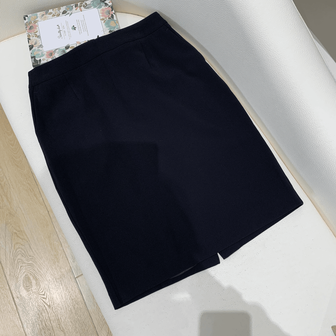 01599  品质柜货！醋酸精裁！ 简约 精致！时尚开叉！ 黑色百搭半身裙