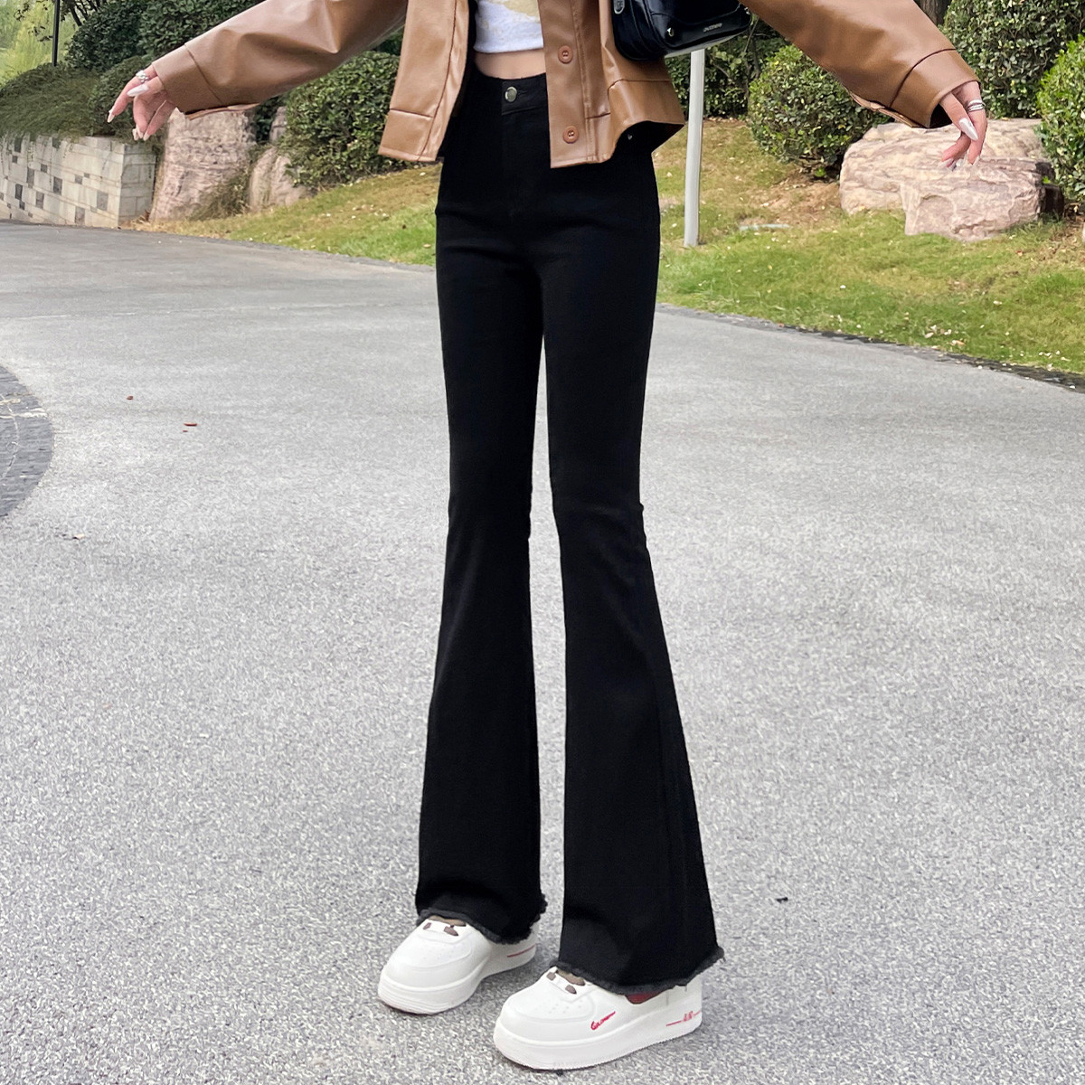 2025秋冬加绒黑色微喇叭裤高腰修身显瘦百搭时尚毛边微喇牛仔裤女