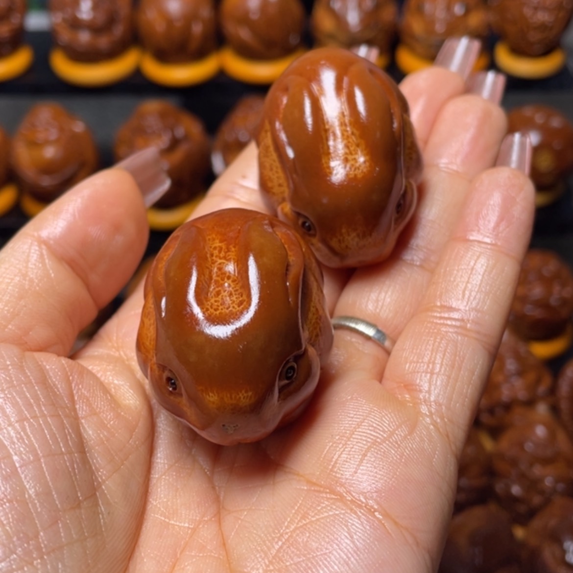 【闪购商品】橄榄核雕赞****I