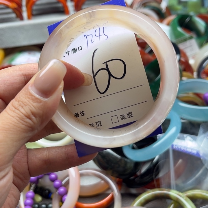 石英质玉手镯未镶嵌