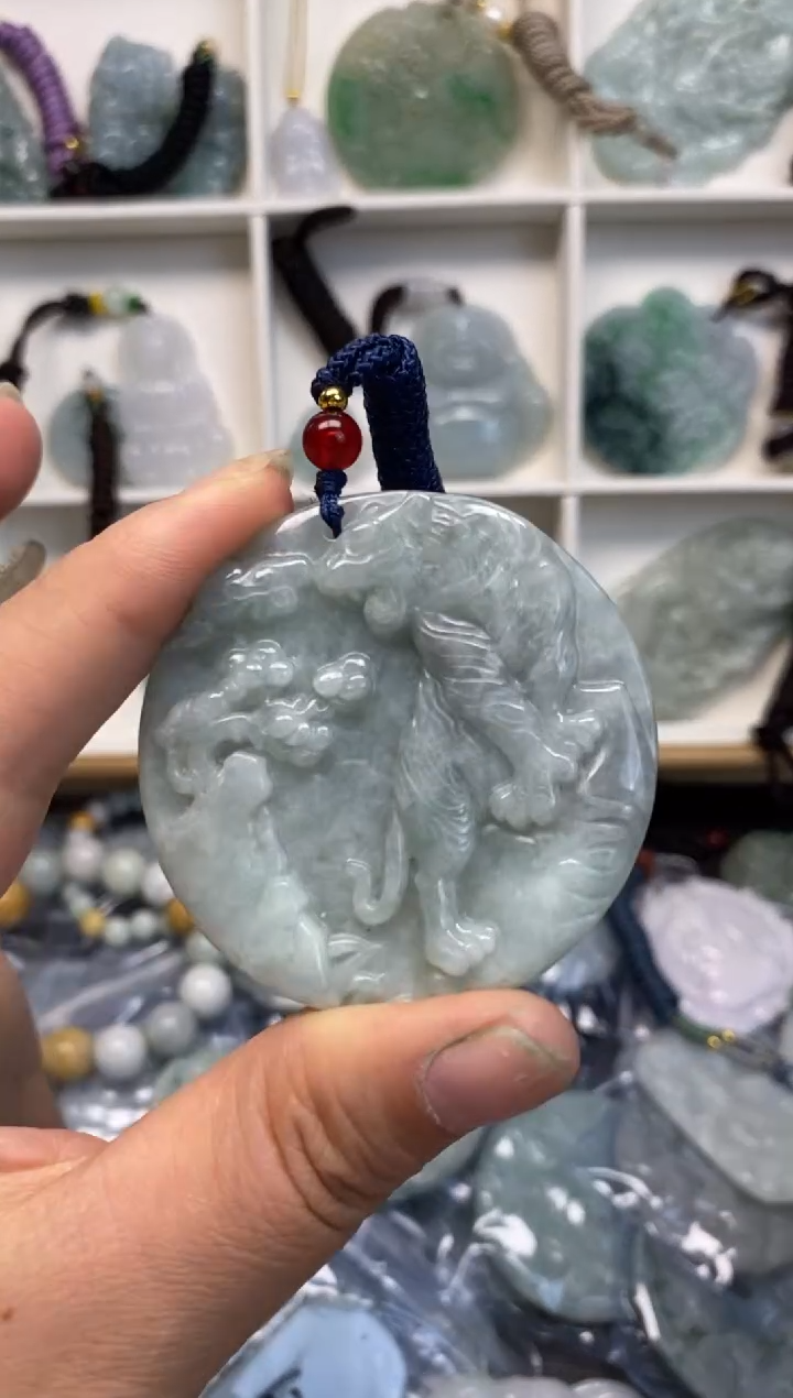 【闪购商品】翡翠颈饰未镶嵌上山虎