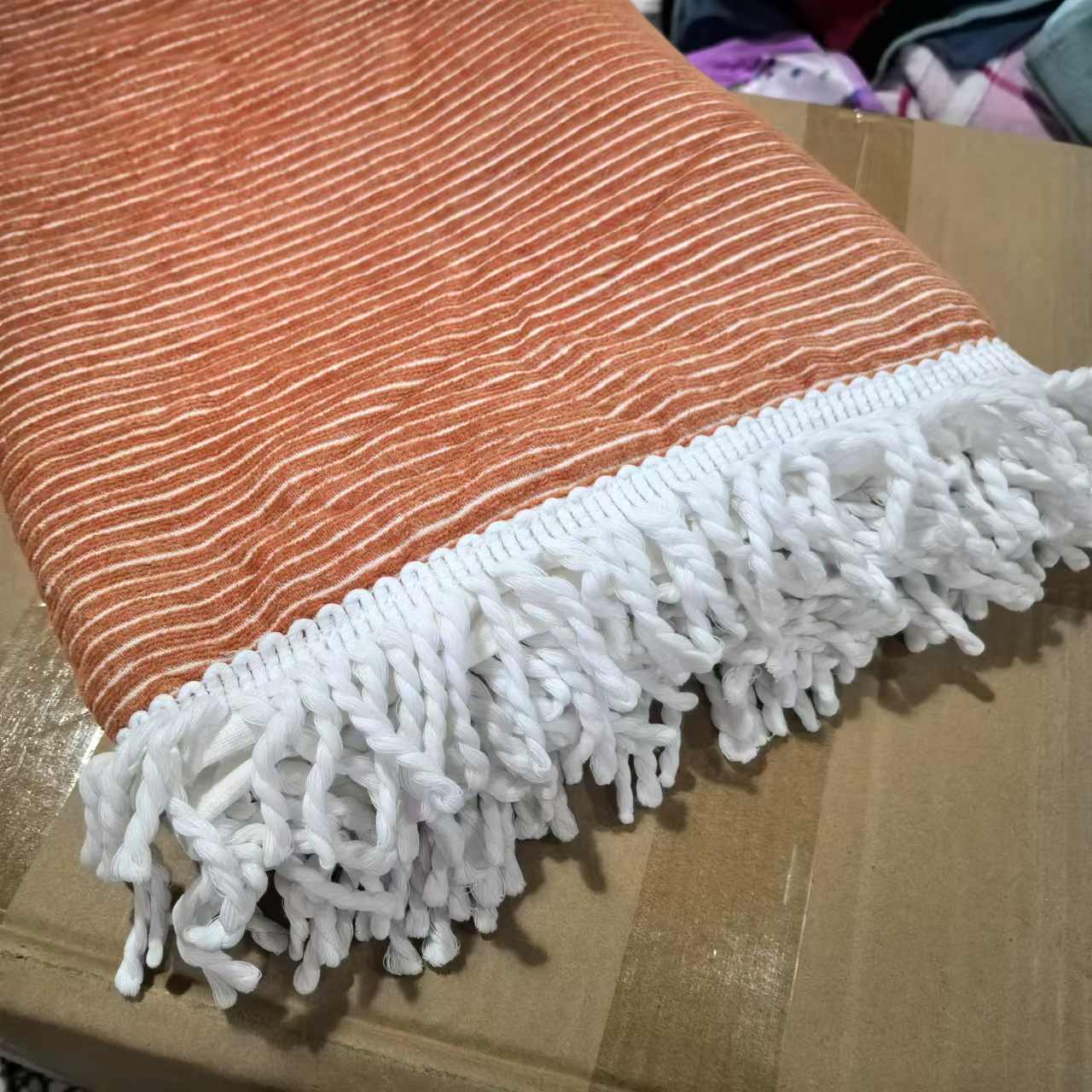  不挑  橘粉条纹流苏全棉盖巾，尺寸约90*170. 660g