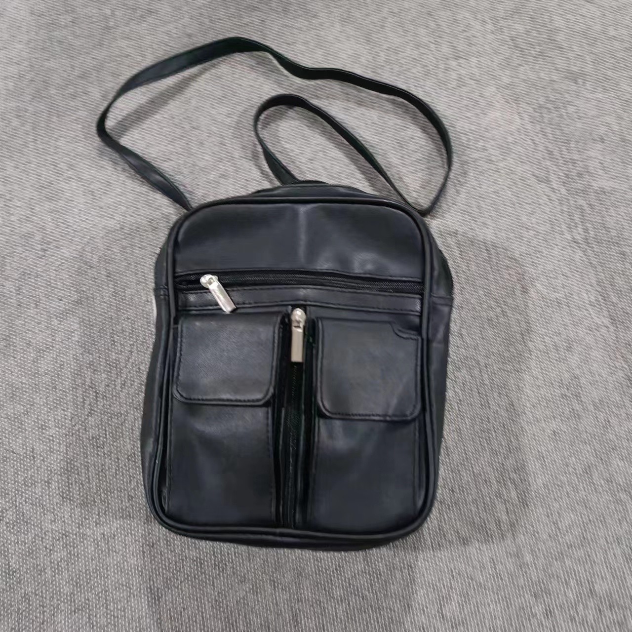 黑色pu斜背包    约20✘25✘10