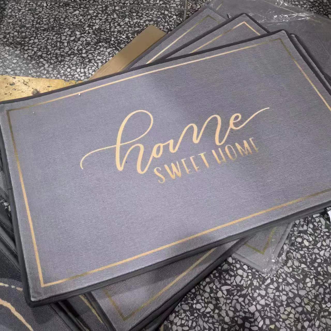 简约英文字母款地垫，约50*80.