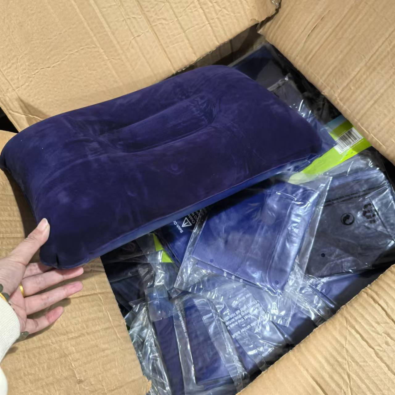 发3个！蓝色绒面户外充气枕头，约28*41，