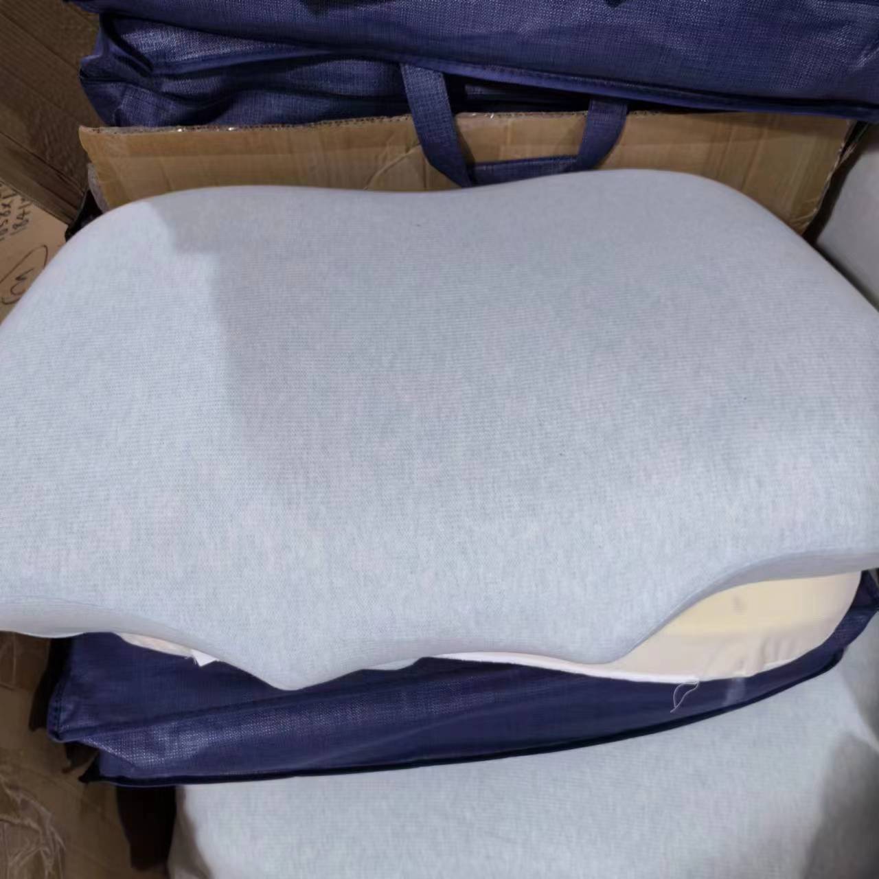 博士家蓝色人体工学蝶形枕，约40*60 剪标