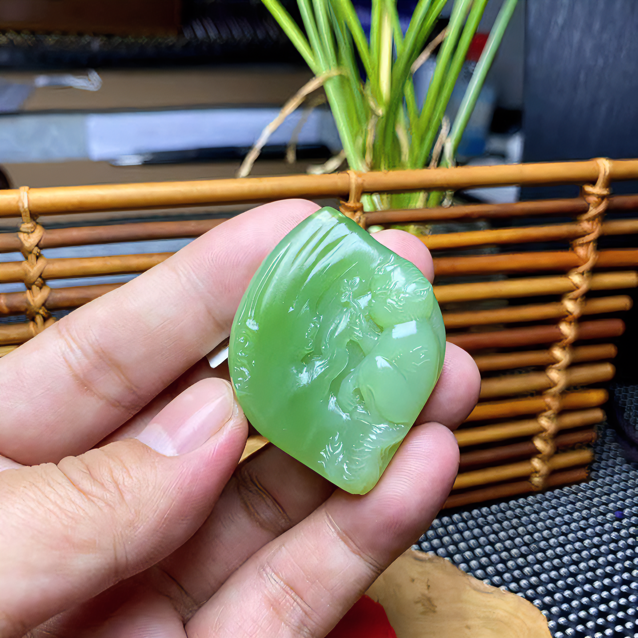 俄罗斯碧玉粉青山海经神兽挂件精雕绿色菠菜绿雕刻仿古